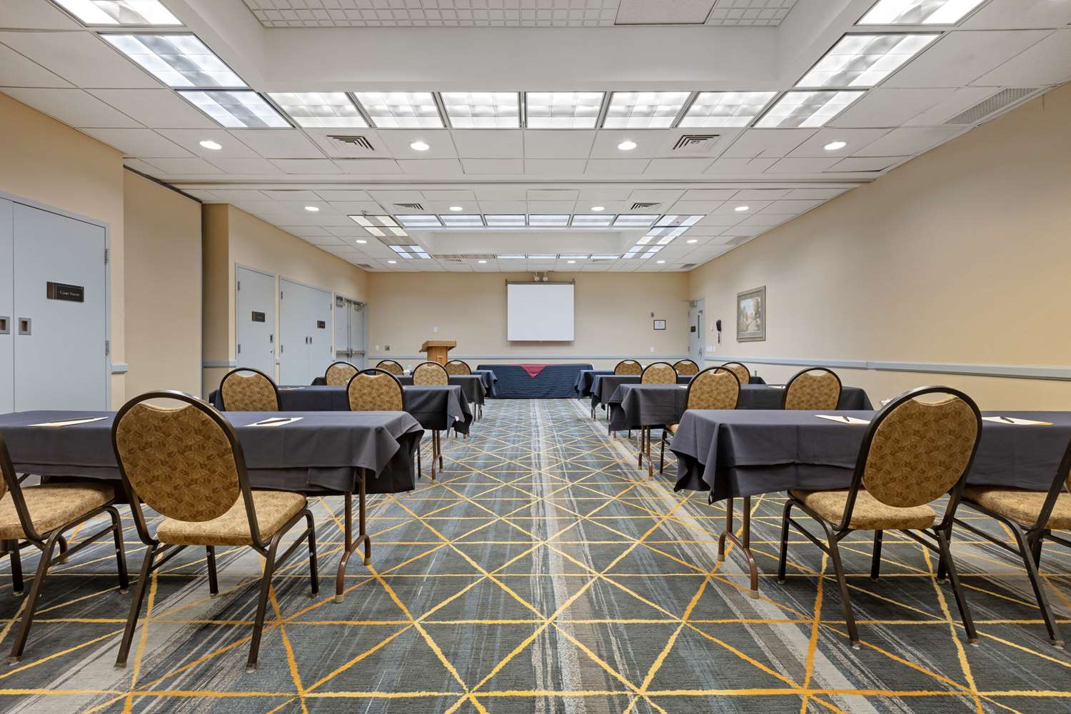 The Lux Hotel & Conference Center, Ascend Hotel Collection 33/39
