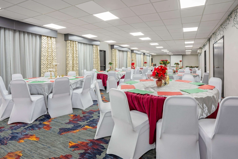 La Quinta Inn And Suites By Wyndham Seattle Federal Way 47/49