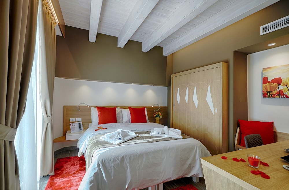 ROOM, DOUBLE OR TWIN BED