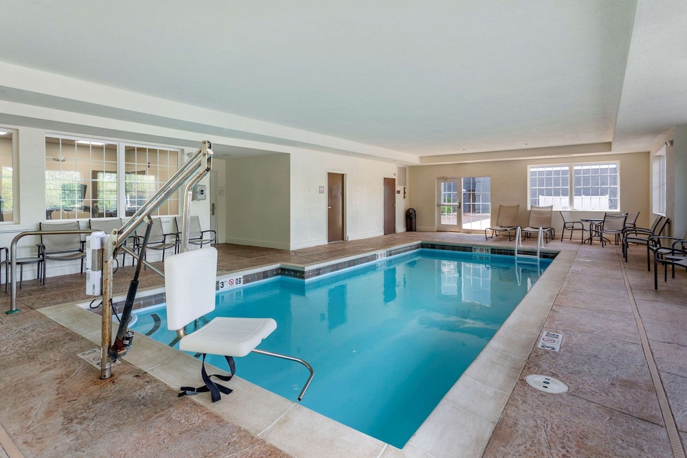 Comfort Suites Clarksville near Governors Square Mall 3/38