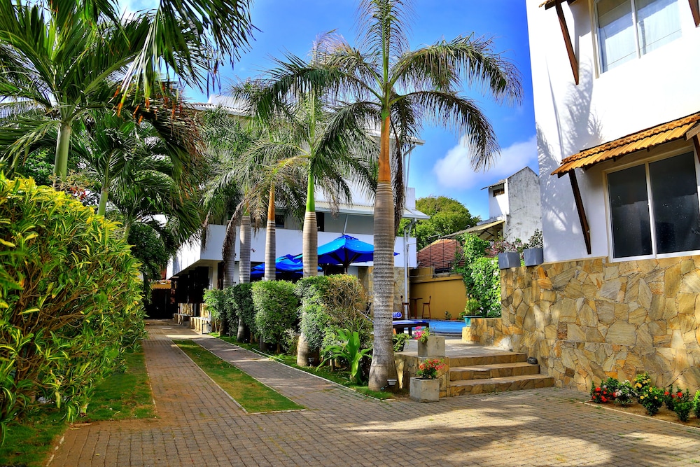 ST. LACHLAN HOTEL AND SUITES 59/64
