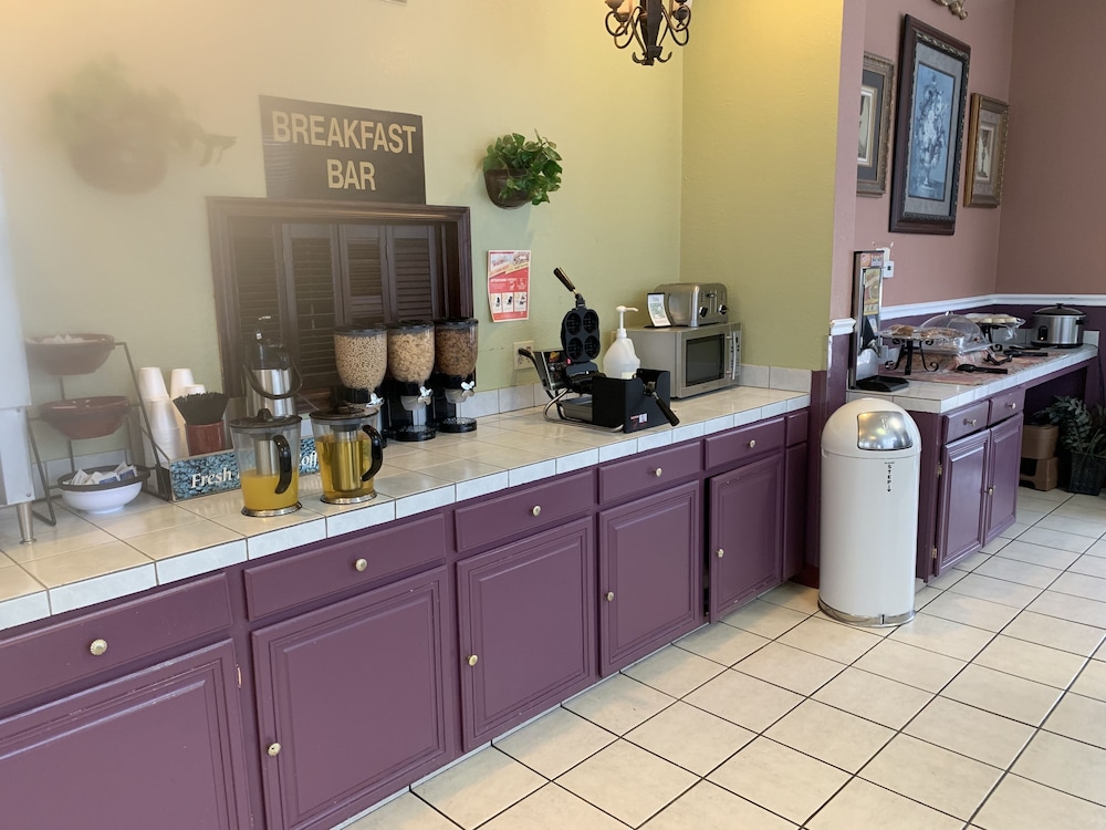Lincoln Inn Express Hotel And Suites 5/28