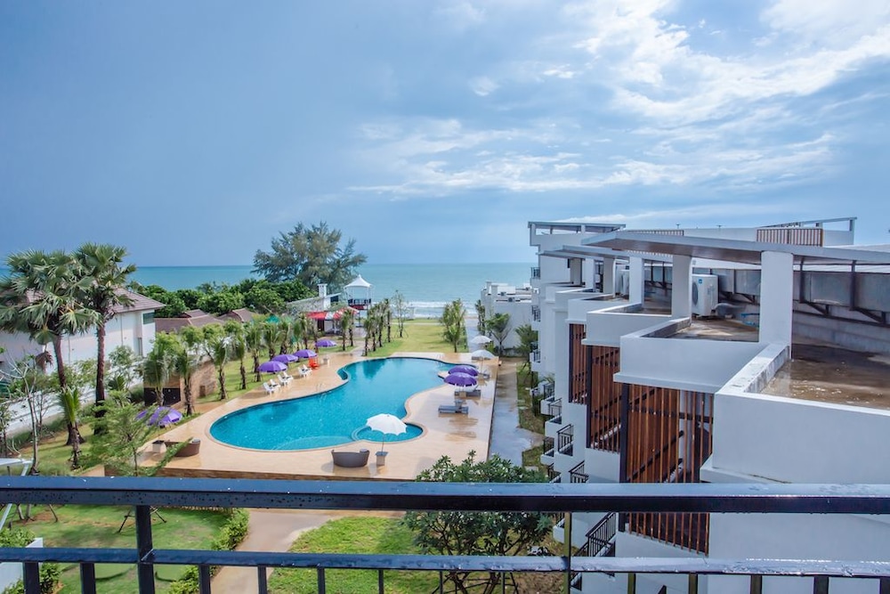 Saint Tropez Beach Resort Hotel 70/74