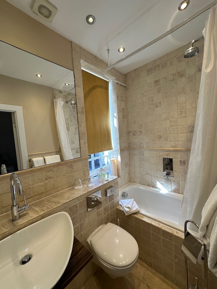 Langtry Manor Hotel 45/47