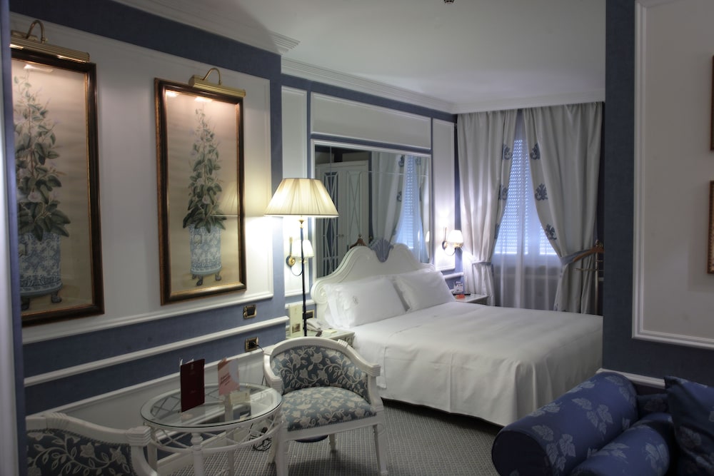 JUNIOR SUITE, JETTED TUB