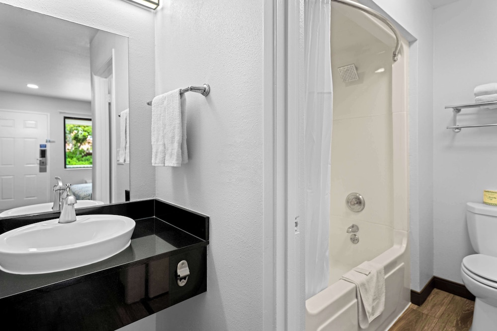 Motel6 Monterey, CA 53/57