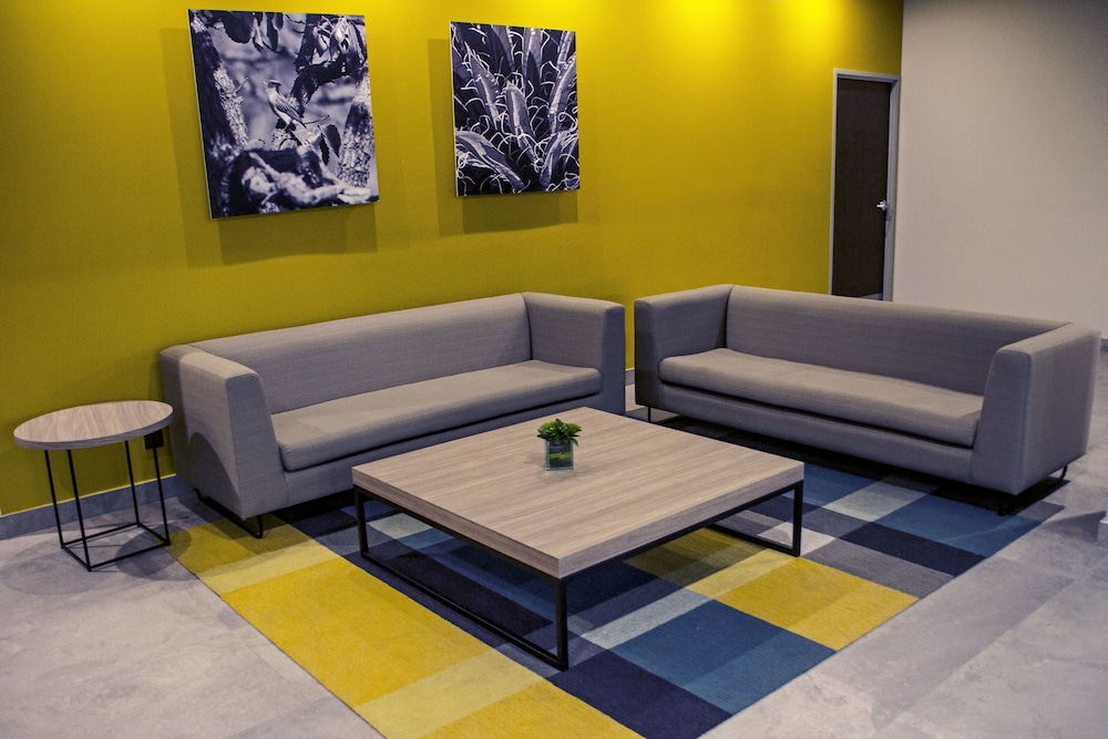 City Express Plus by Marriott Monterrey Galerias 12/32