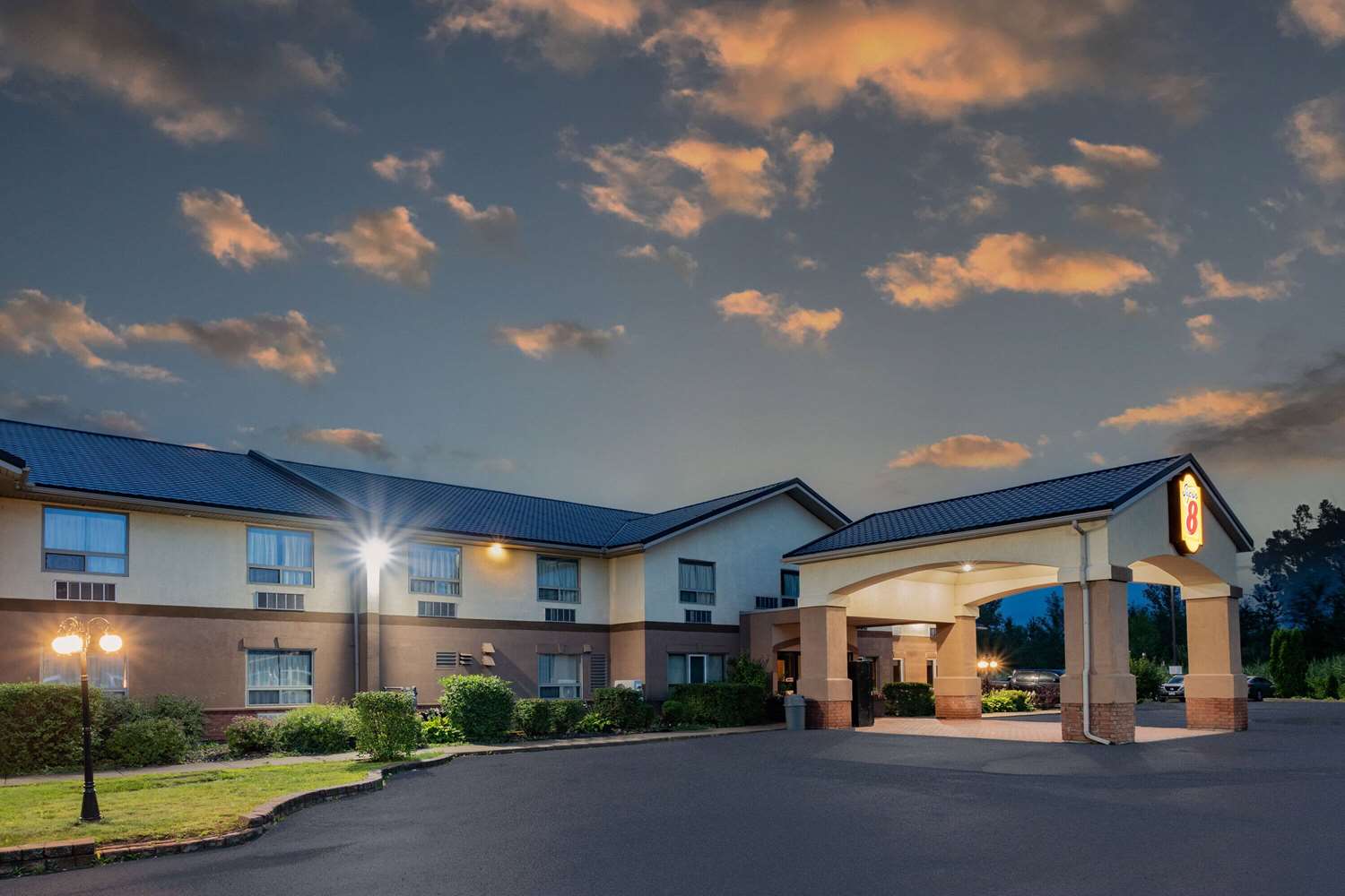 Super 8 by Wyndham Cornwall ON 4/21