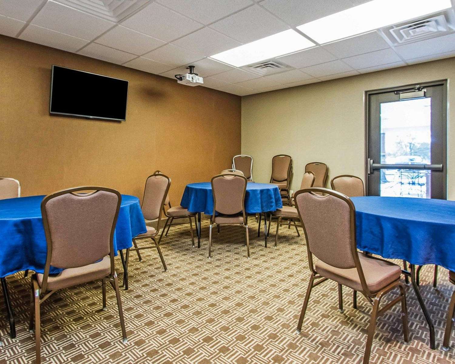 MainStay Suites Grand Island 14/19