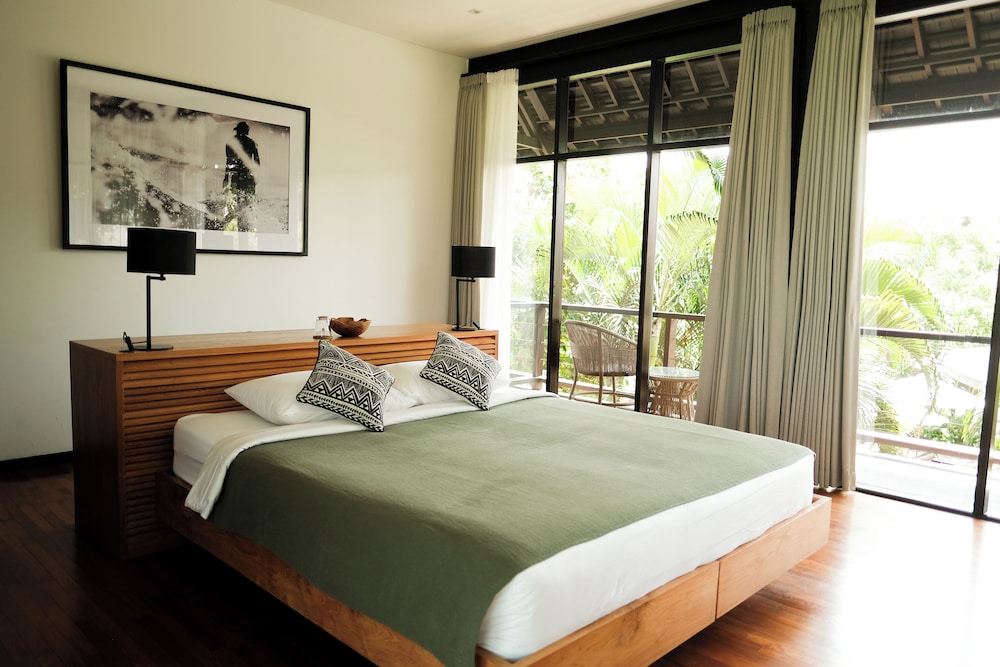 DELUXE, DOUBLE OR TWIN BED