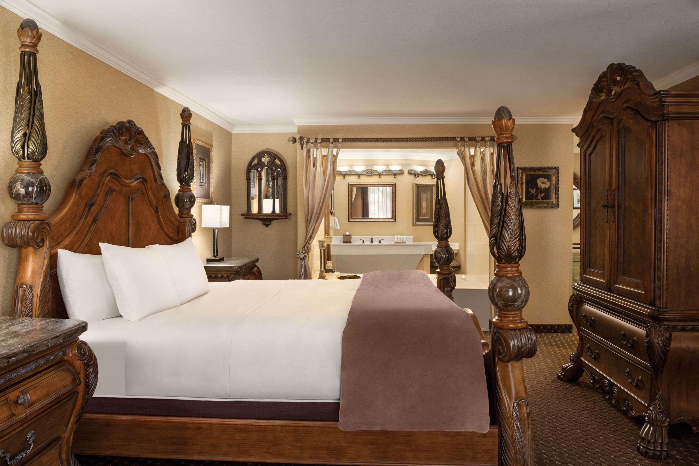 UPGRADE, SUITE, KING BED