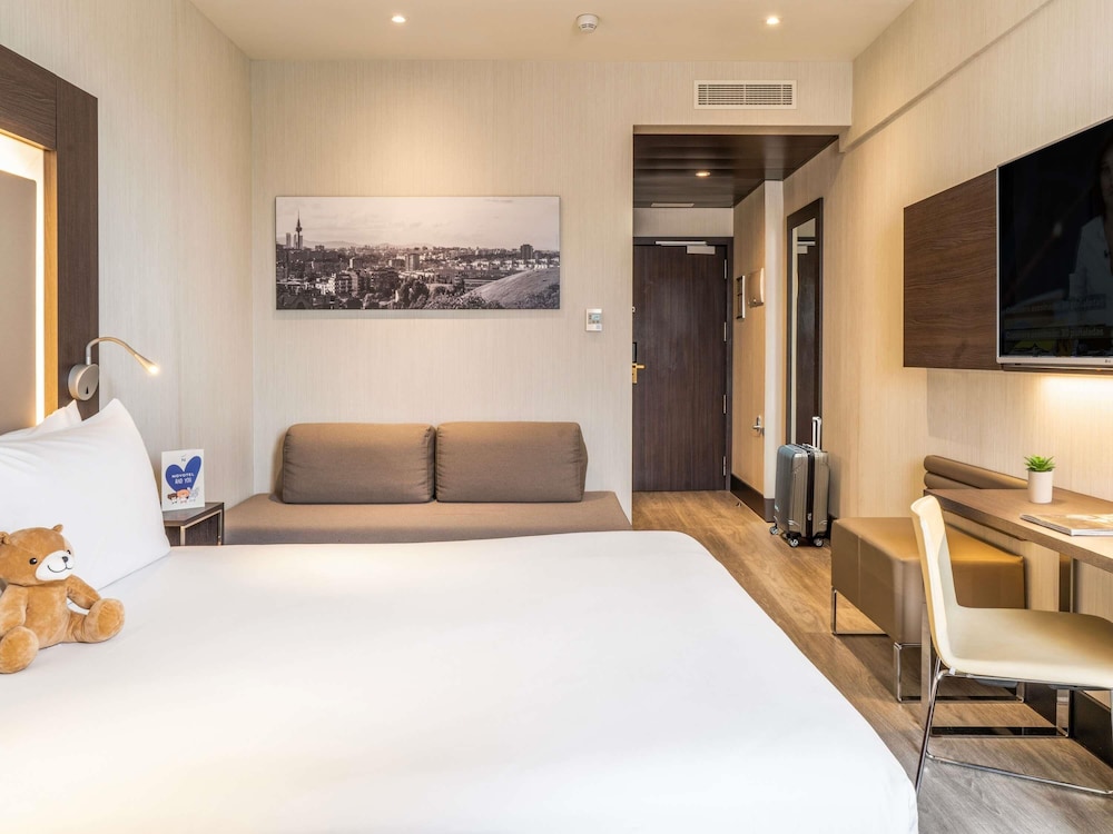 STANDARD, QUEEN BED, SOFA