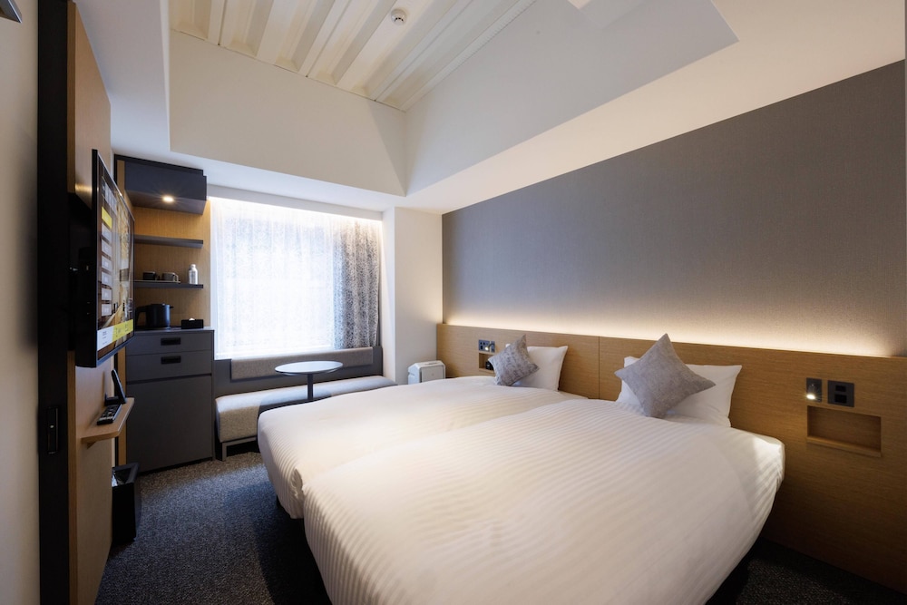 CONNECTING, 4 BEDS
