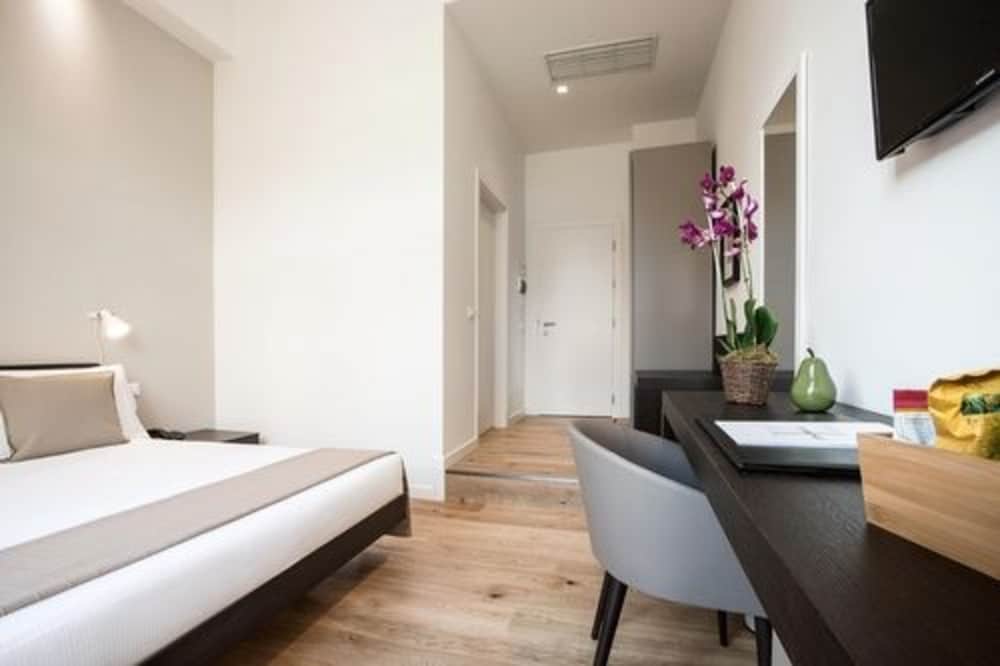 ROOM, DOUBLE BED
