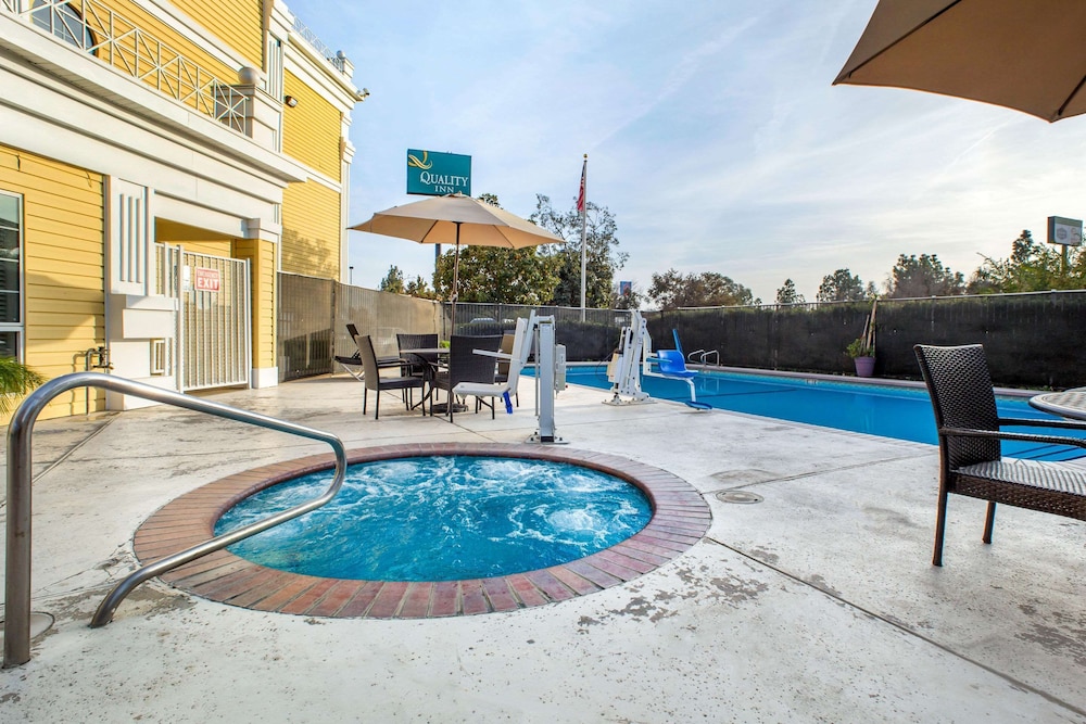 Quality Inn & Suites Tulare CA 48/50