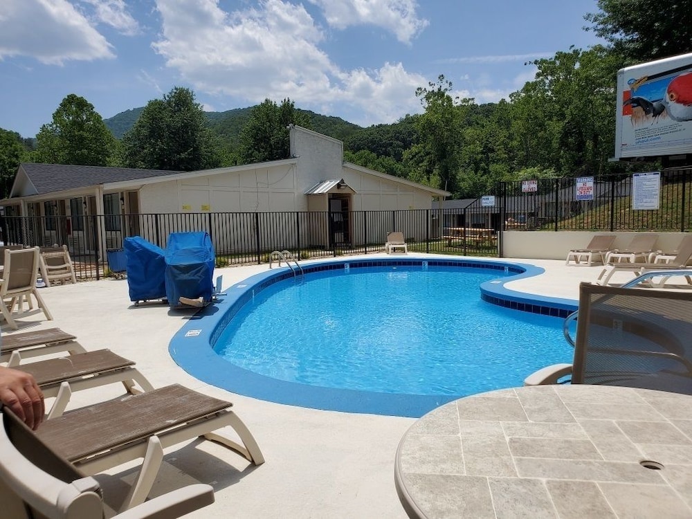 Super 8 by Wyndham Asheville/Biltmore 2/23