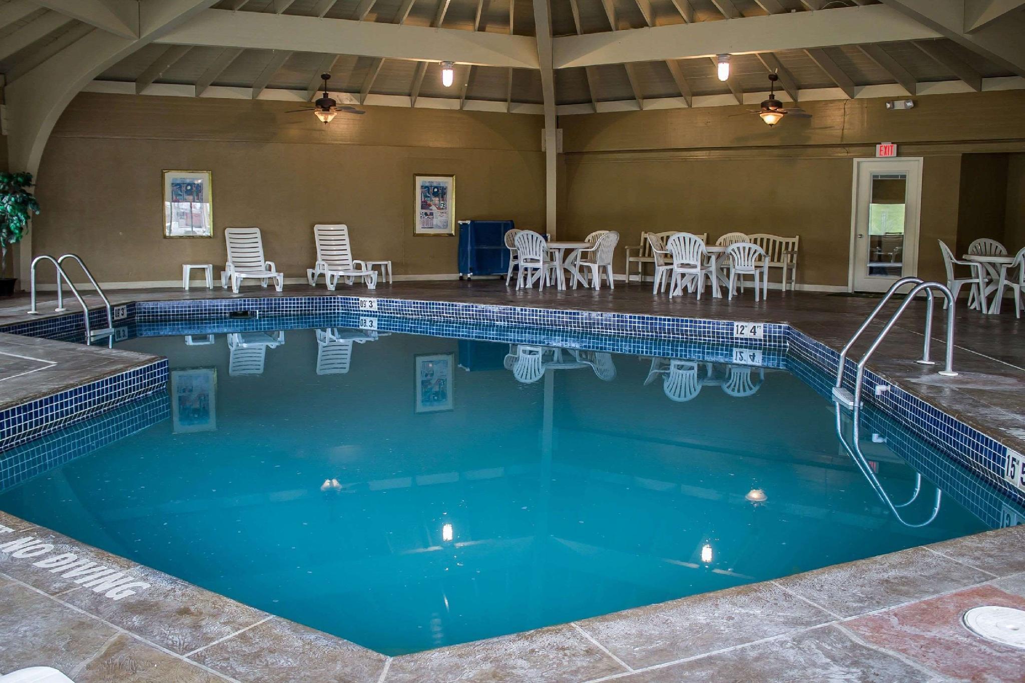 Rodeway Inn & Suites Youngstown 29/60