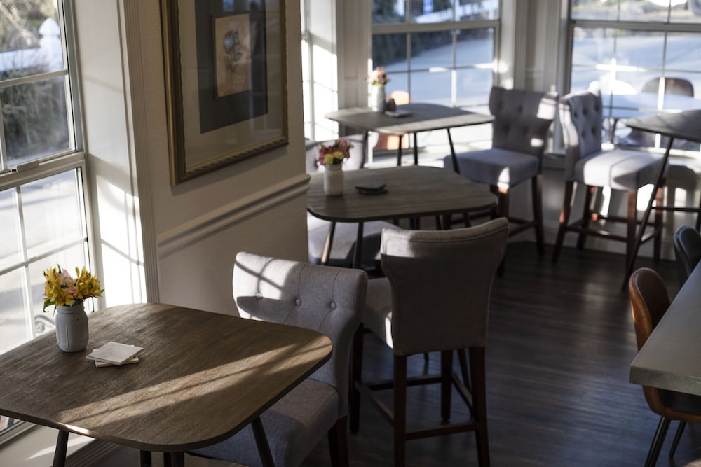 Hounds Tooth Inn 39/50