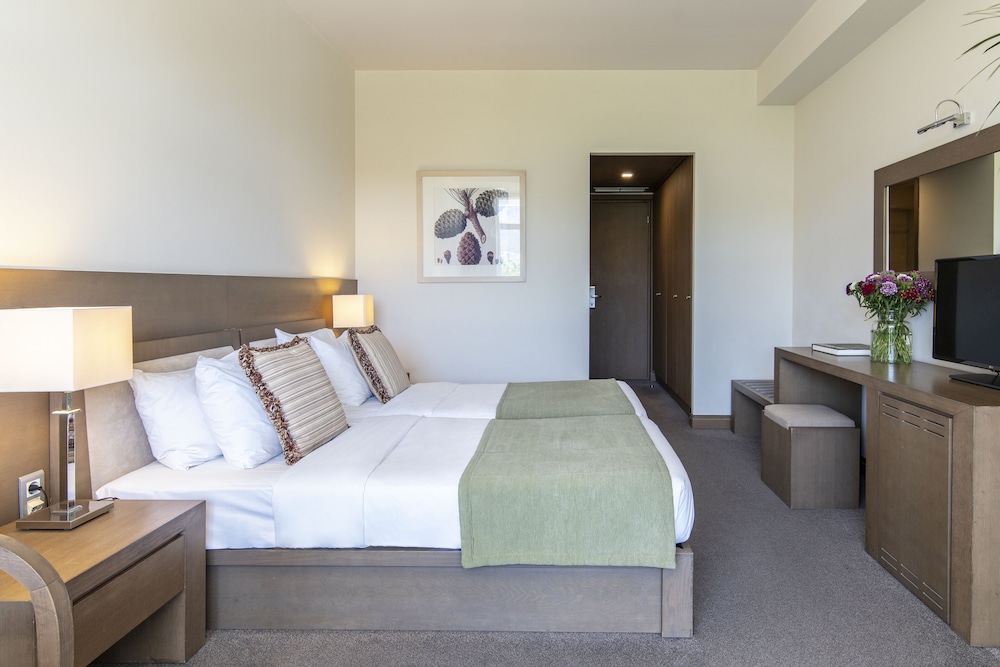 DELUXE, DOUBLE OR TWIN BED