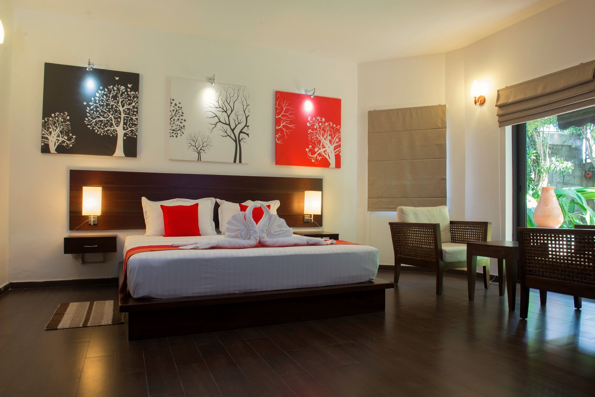 LUXURY, TRIPLE, KING BED, GARDEN VIEW, GARDEN AREA