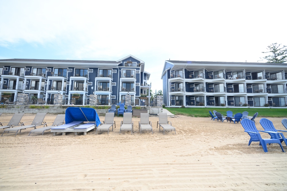 Pointes North Beachfront Hotel 5/72