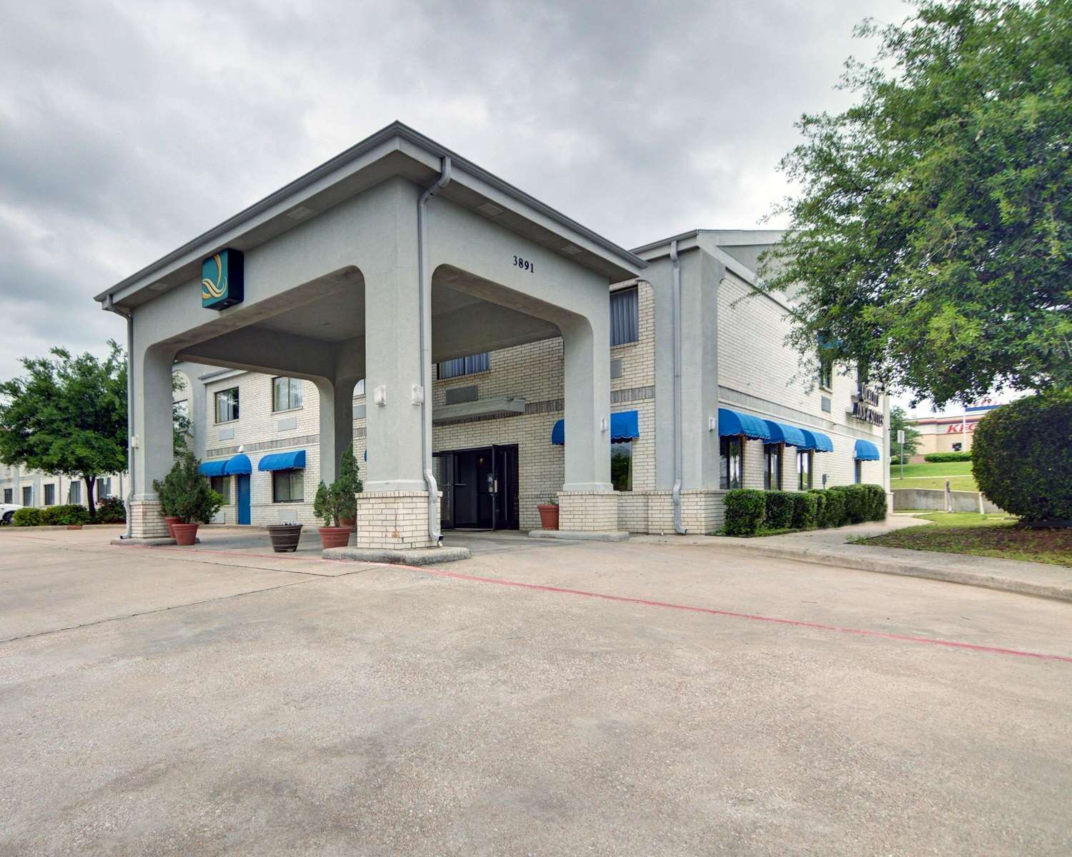 Quality Inn & Suites Grand Prairie 24/27