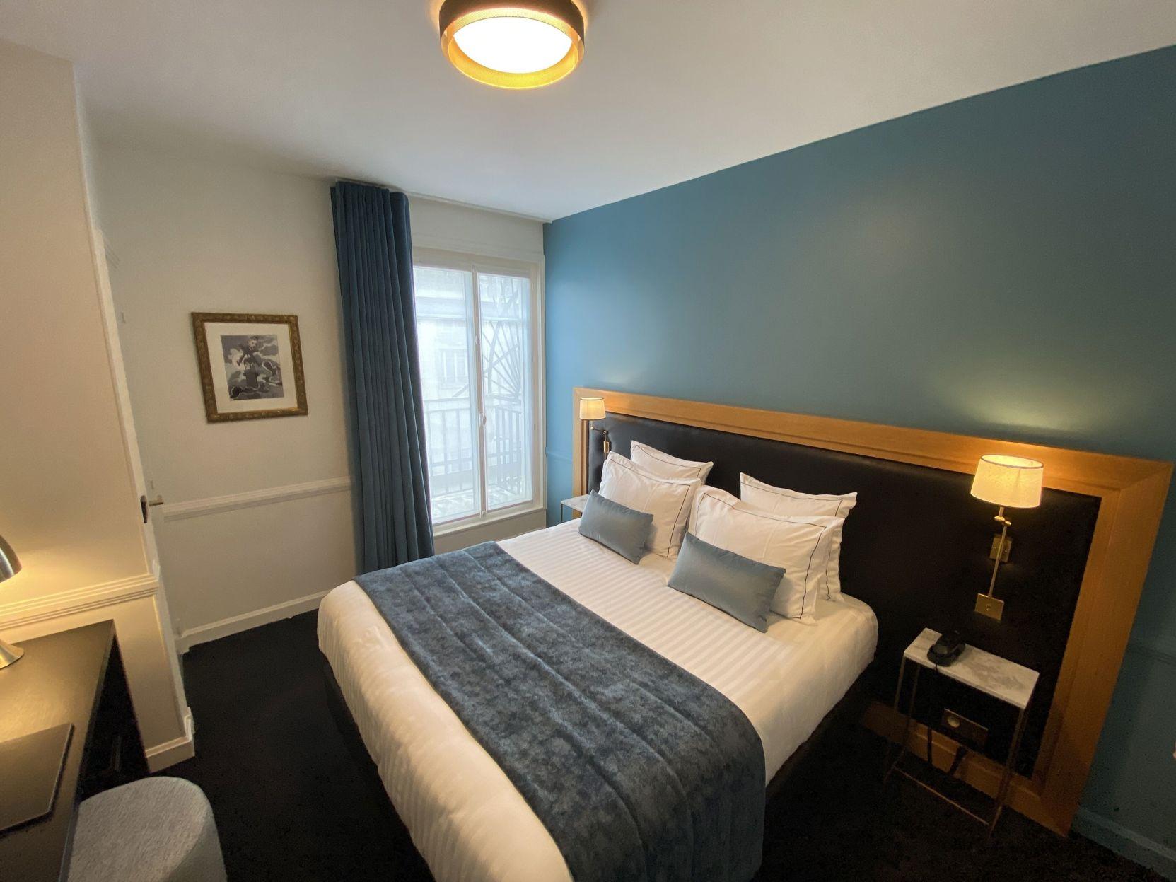Classic, King Bed, Eiffel View, Balcony