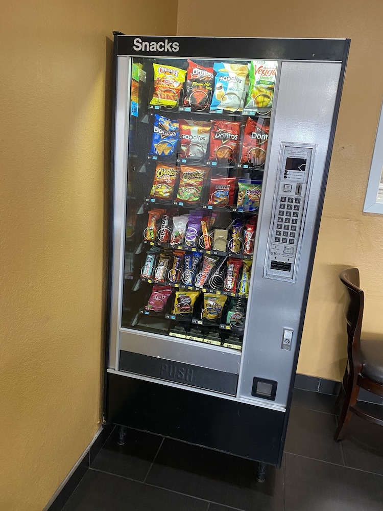 Super 8 by Wyndham Midwest City OK 29/33