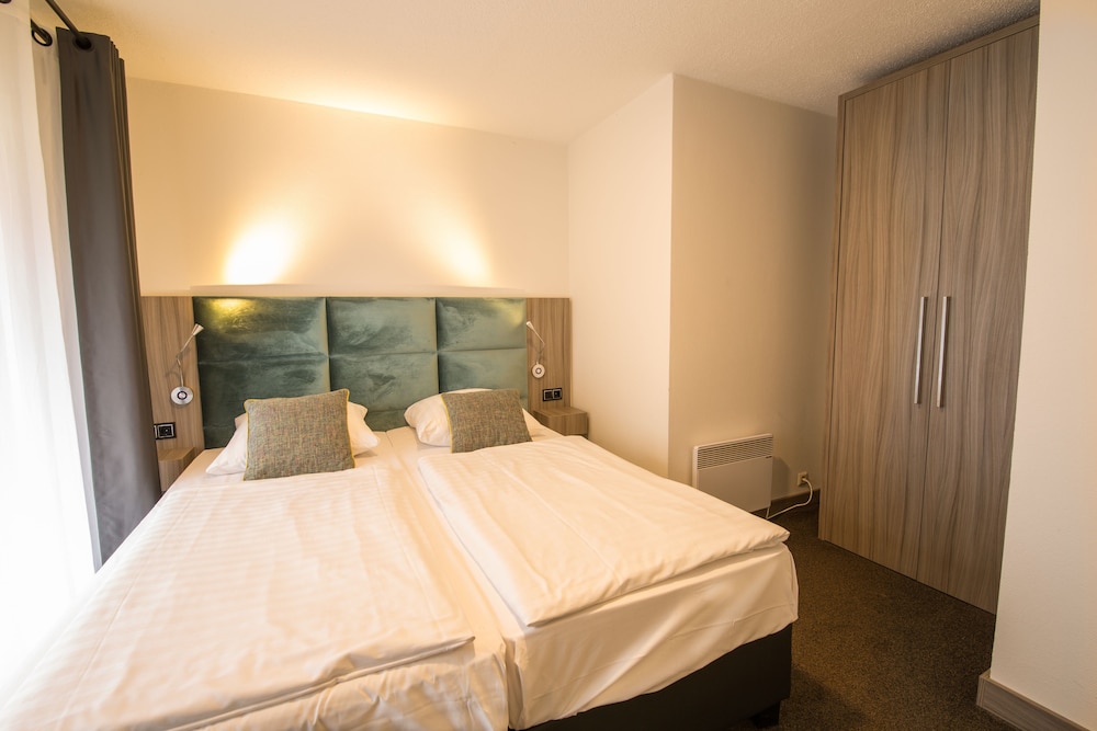 Cottage, Murphy Bed, 3 Double Beds, Kitchen