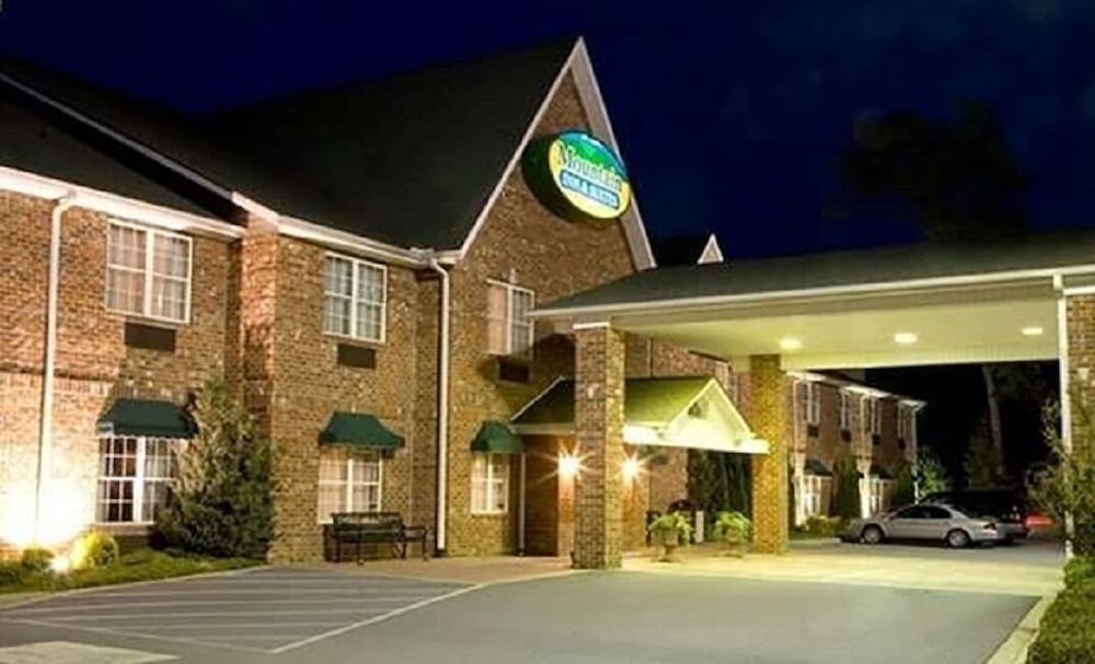 Mountain Inn & Suites Flat Rock 8/53