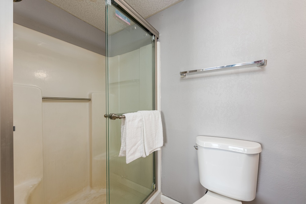 Boardwalk Hotel Charlee Beach House Rentals 47/50