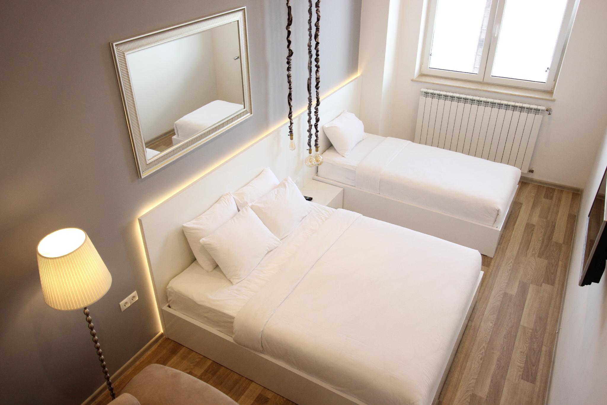 Deluxe, 1 Queen and 1 Single Bed, Sofa, Maxela Apartments 2/2