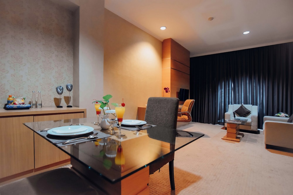 Surabaya Suites Hotel Powered by Archipelago 41/66