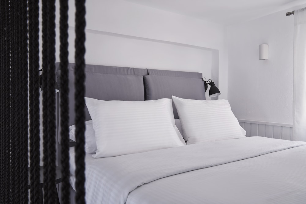Superior, Queen Bed, Caldera View, Sofa
