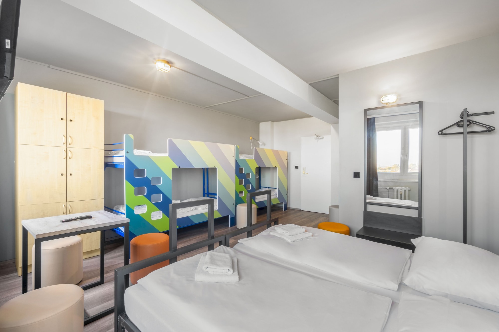 ROOM, 6 BEDS, TWIN BEDS, 2 BUNK BEDS