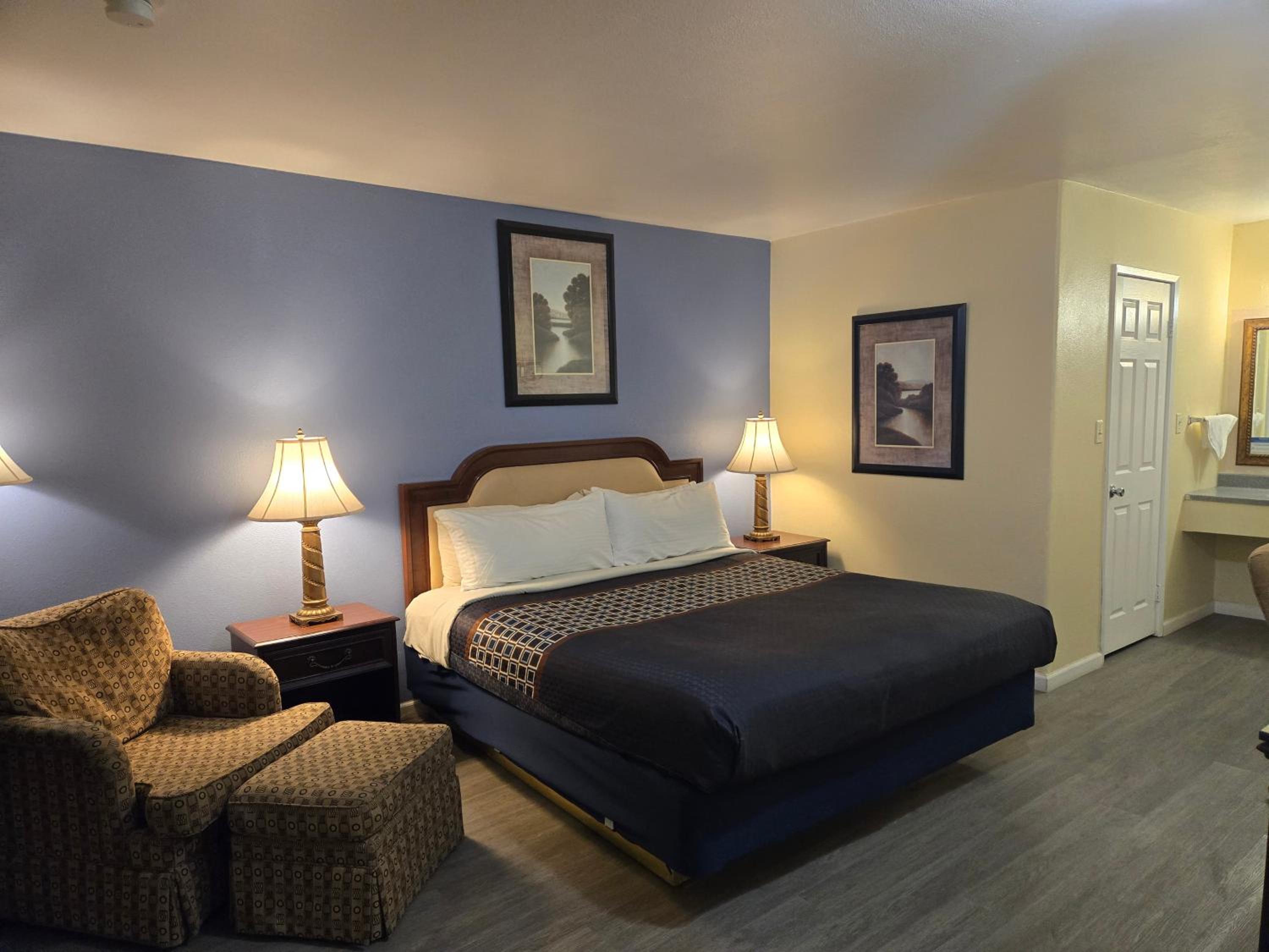 غرفة بسرير كينج بإطلالة على المسبح، Rodeway Inn & Suites Blythe I-10, CA 9/10
