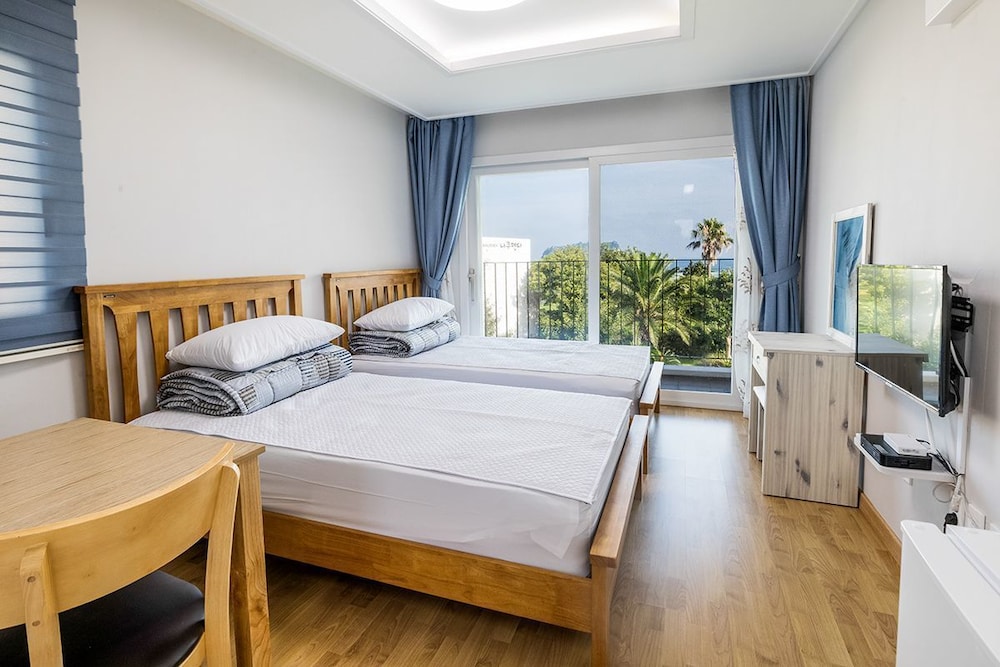 ROOM, TWIN BEDS