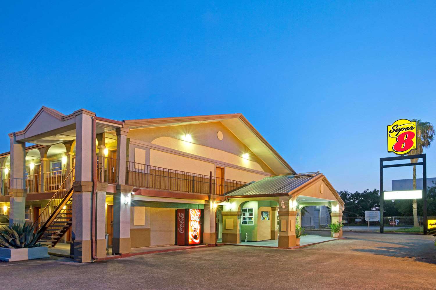 Super 8 by Wyndham La Marque TX/Texas City Area 1/12