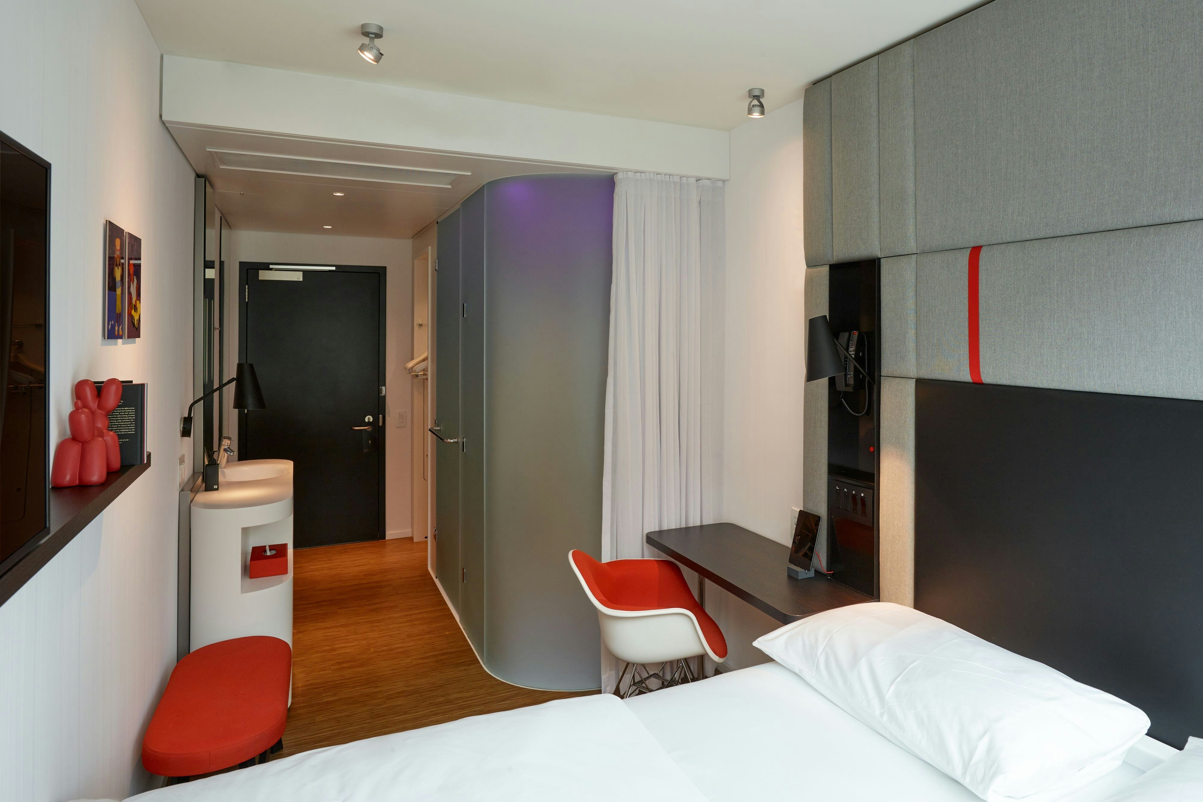 ROOM, KING BED
