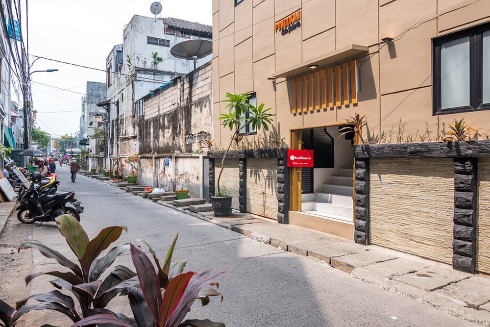 Reddoorz Plus Near Hayam Wuruk 2 1/33