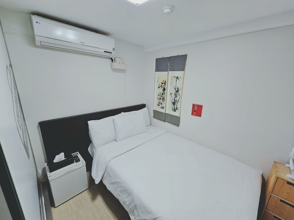 Ekonomy Hotel Myeongdong Premier 16/48