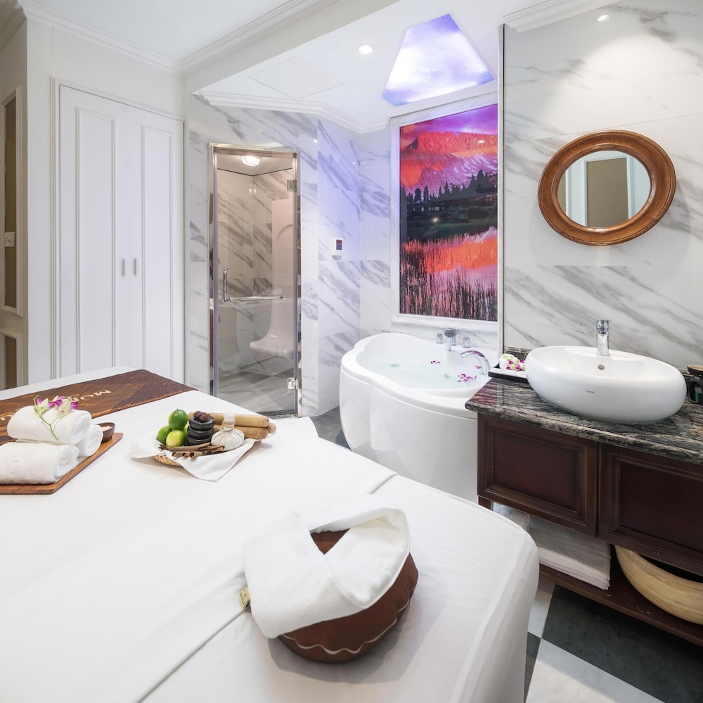 Monarque Hotel 25/50