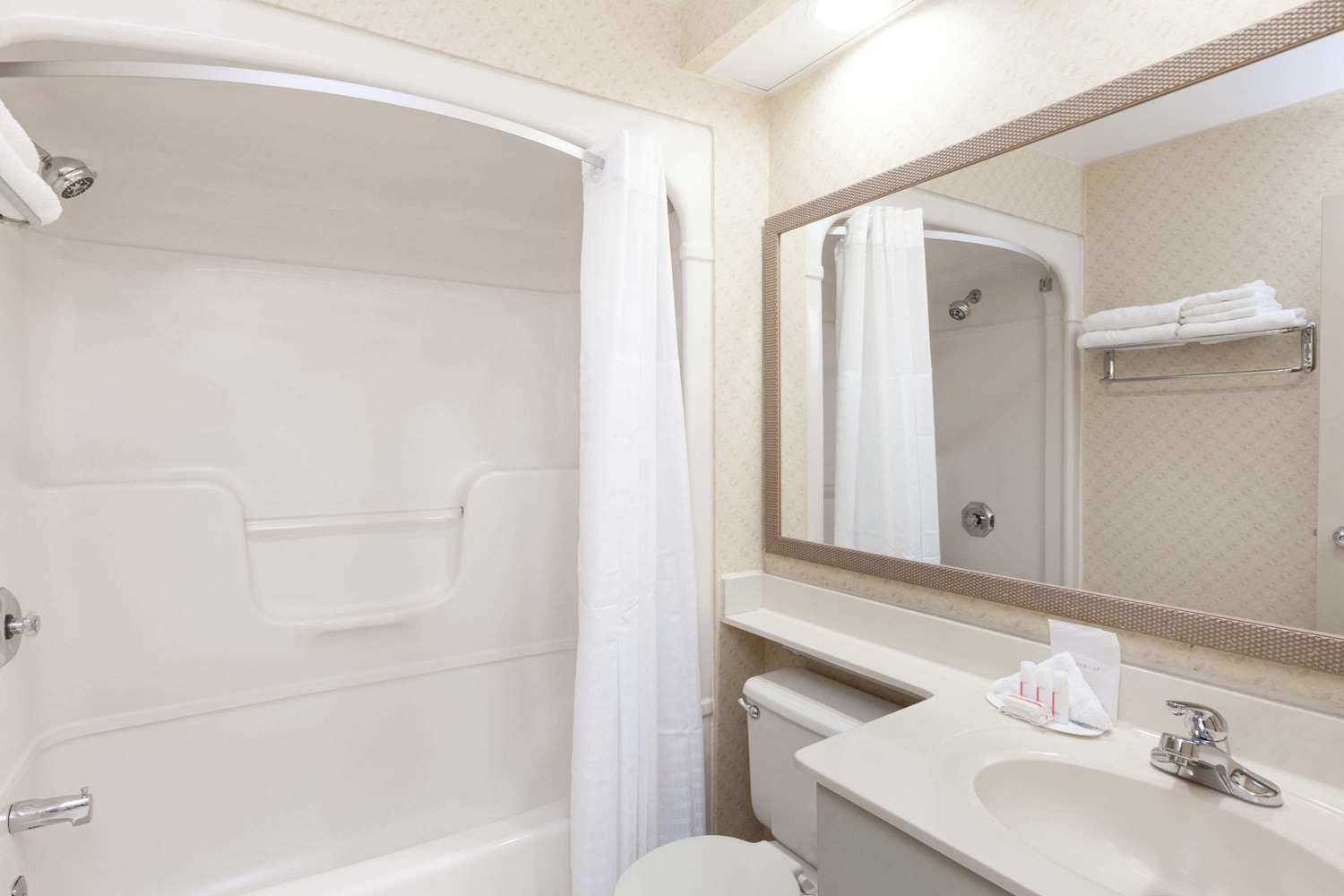 Days Inn By Wyndham Utica 33/34