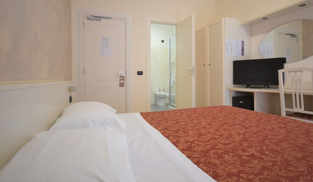 Gold Hotel 8/50