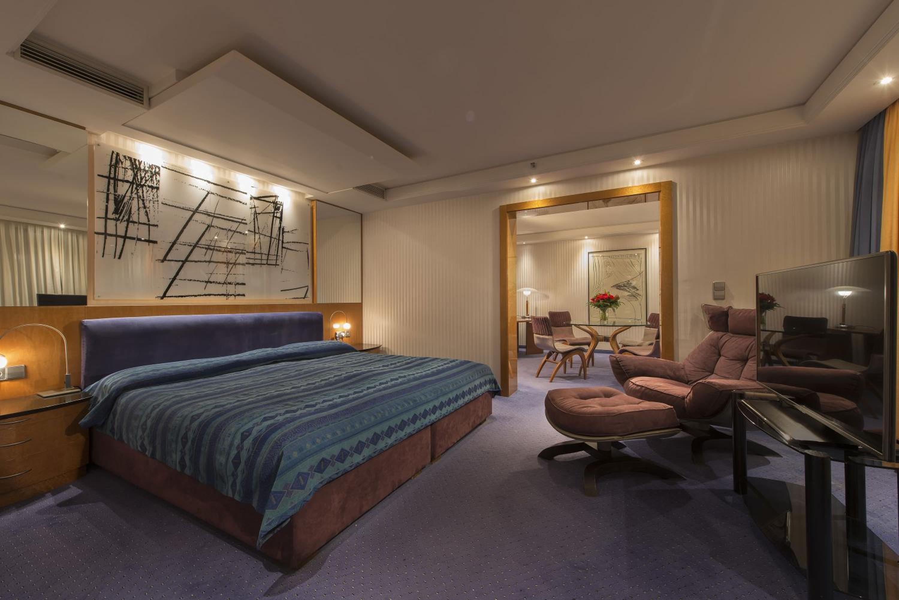 PRESIDENTIAL, SUITE