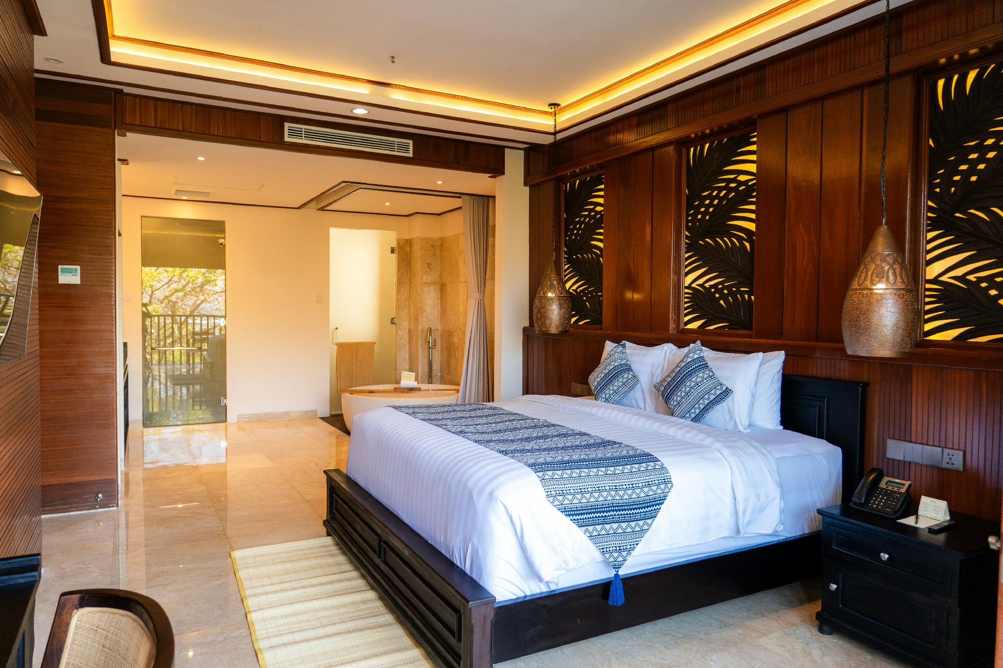Club, Suite, Queen Bed, Adult Only