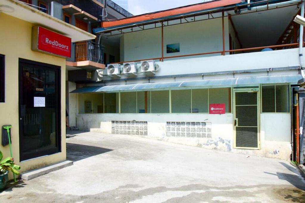 Reddoorz Plus Near Ciputra World Kuningan 2 3/50