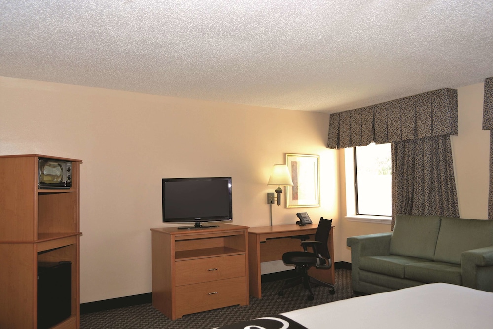 La Quinta Inn & Suites by Wyndham Tampa Fairgrounds - Casino 36/43