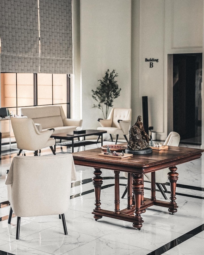 Leon Lasalle Hotel and Residences 23/27