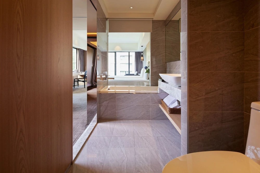 La Maison Hotel 30/64